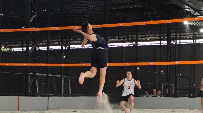 Atleta saltando para atacar, em jogo da primeira Copa Joga Junto